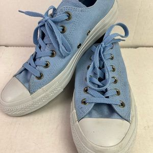 Blue converse chuck Taylor size 7 men size 9 woman